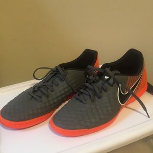 Nike | Magistax Men’s Indoor Soccer Shoe